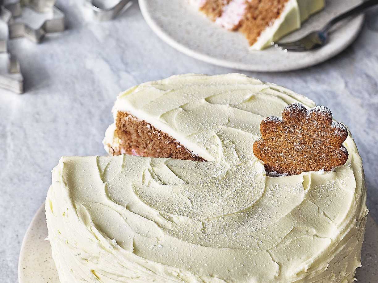 Pepparkakstårta med hallonmousse och vit chokladsmörkräm