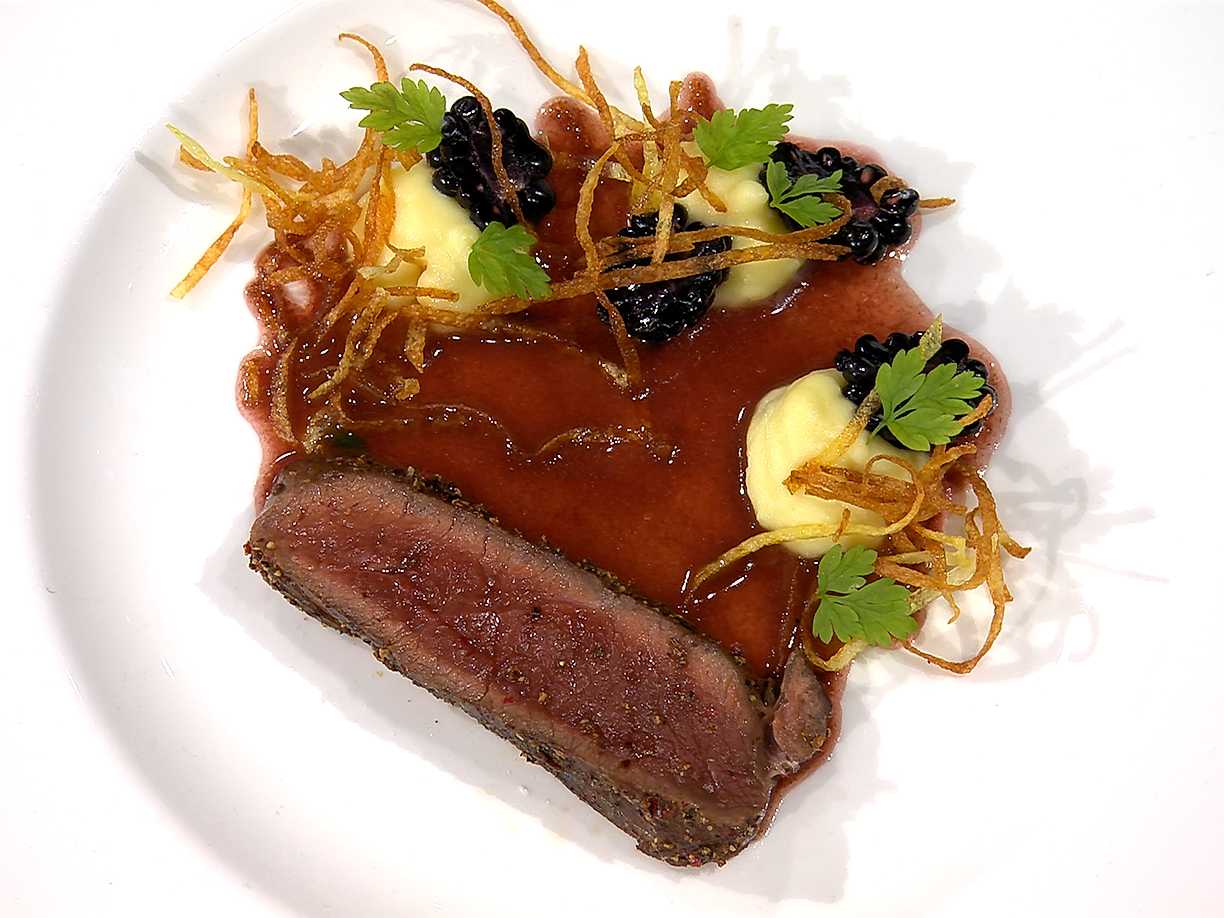 Pepparkryddad hjort med potatispuré, rödvinssås och picklade björnbär