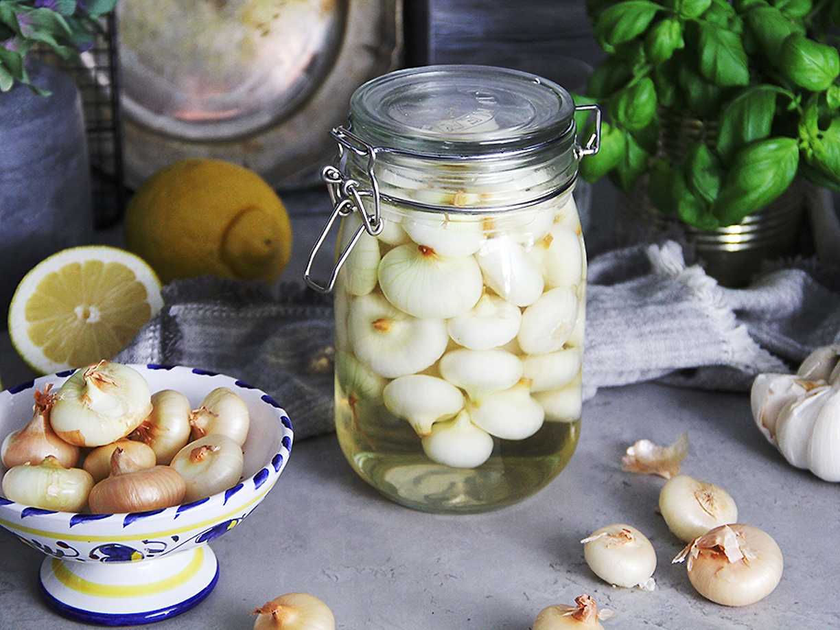 Picklade smålökar med lagerblad