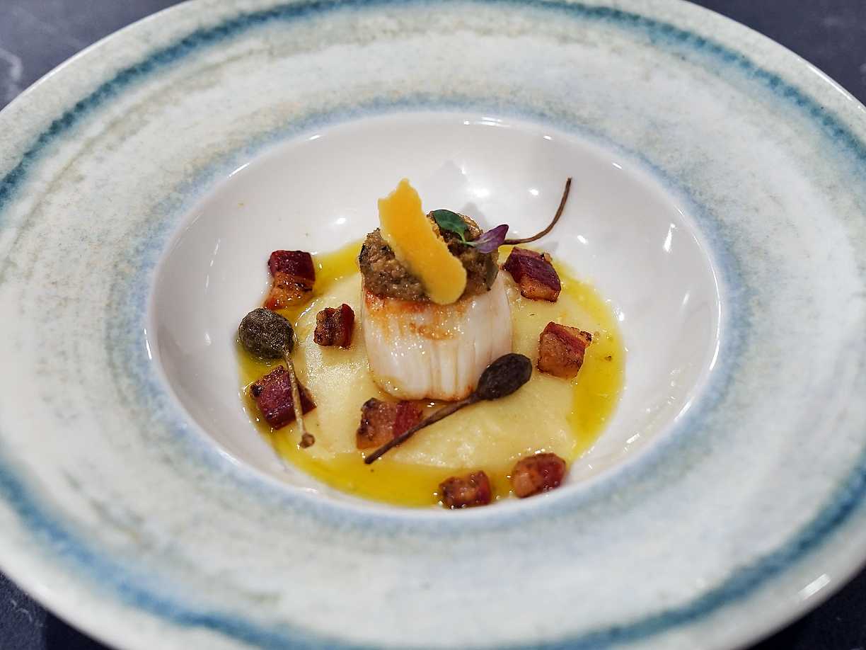 Pilgrimsmussla med pancetta och kapris- och grapefruktsröra på brynt smör