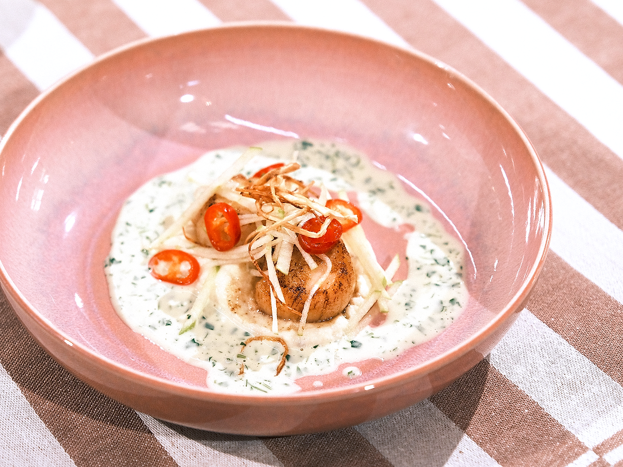 Pilgrimsmusslor med äpple, libbsticka och rotselleri