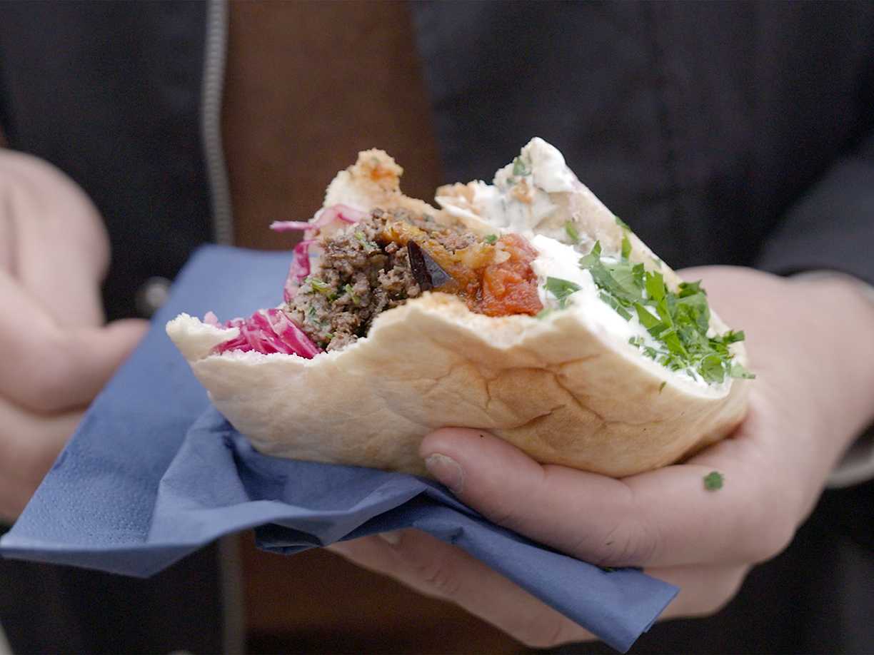 Pita med kebabfärs och friterad aubergine