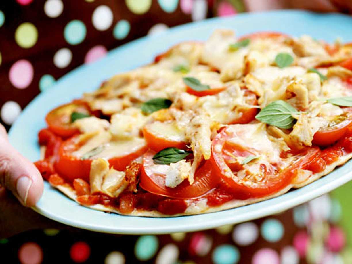 Pizza med kyckling och hemgjord tomatsalsa Köket.se