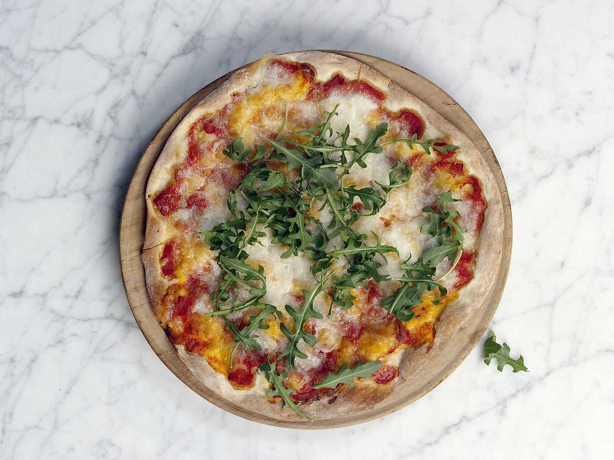 Pizza med rucola, salladslök och parmesan