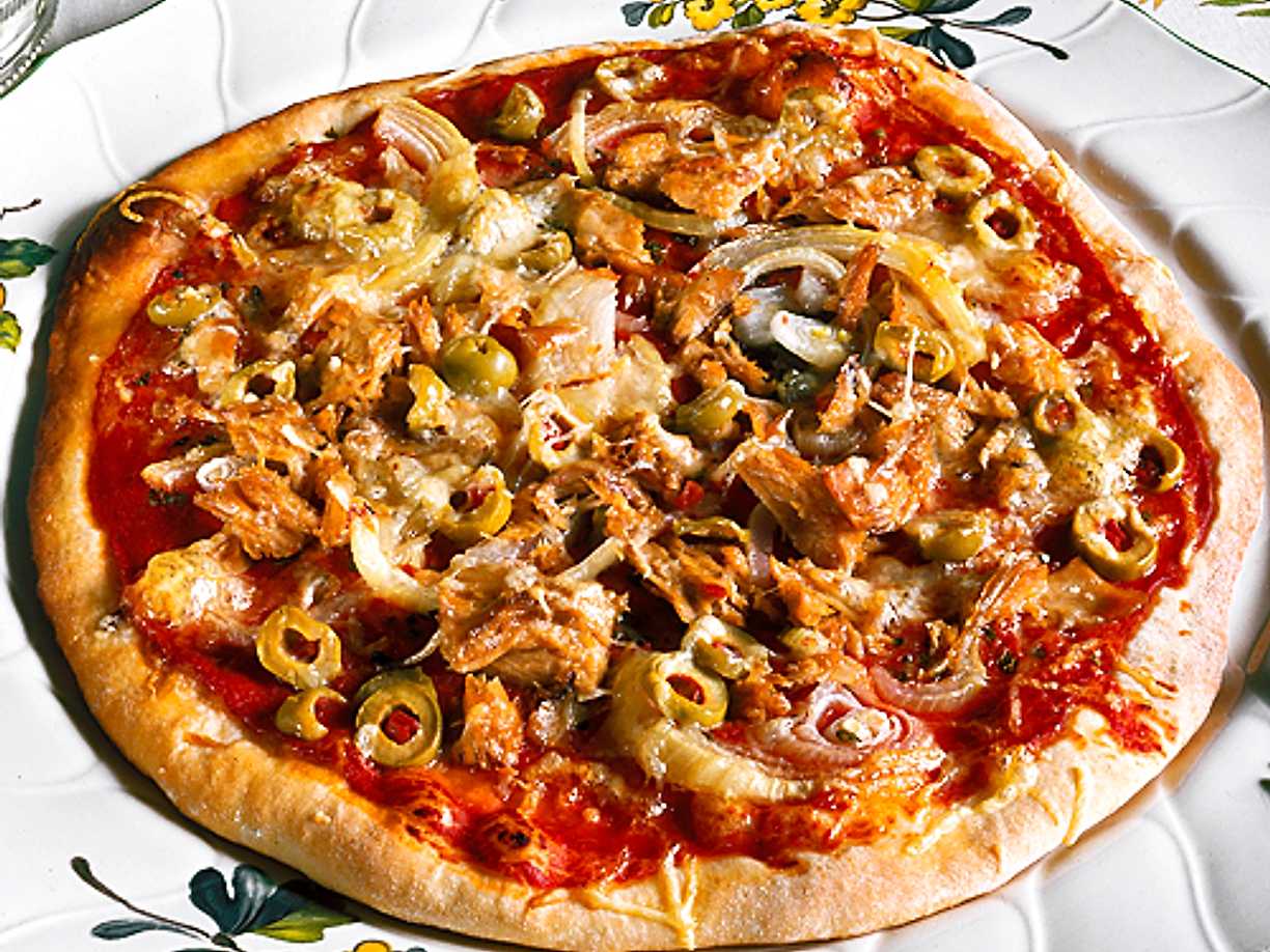 Pizza med tonfiskfyllning | Recept från Köket.se