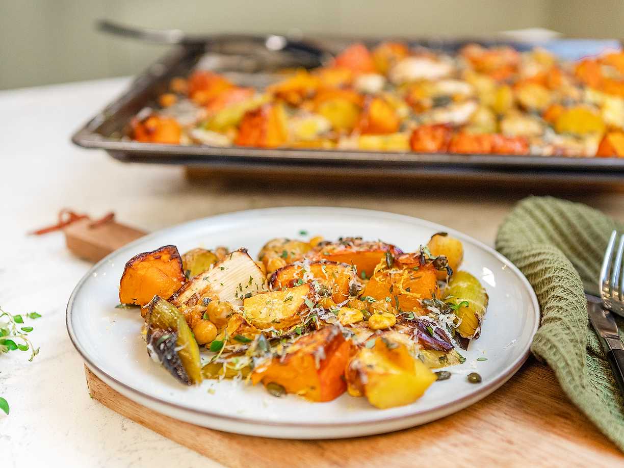 Plåt med rostad pumpa och purjolök