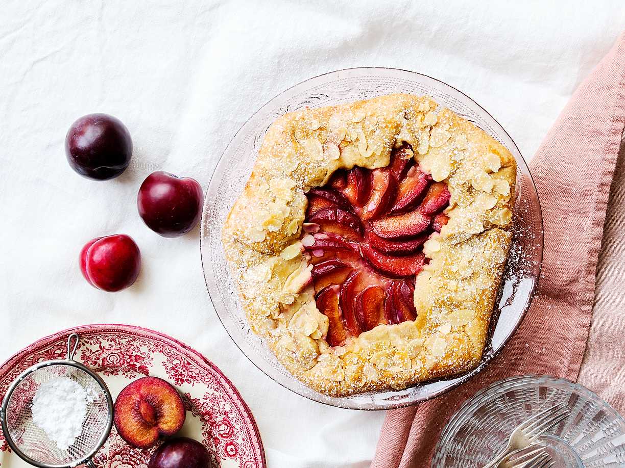 Plommongalette med mandelspån