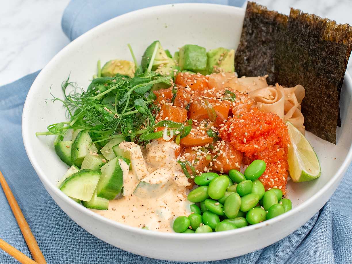 Poké bowl med lax och sesam- och chilisås