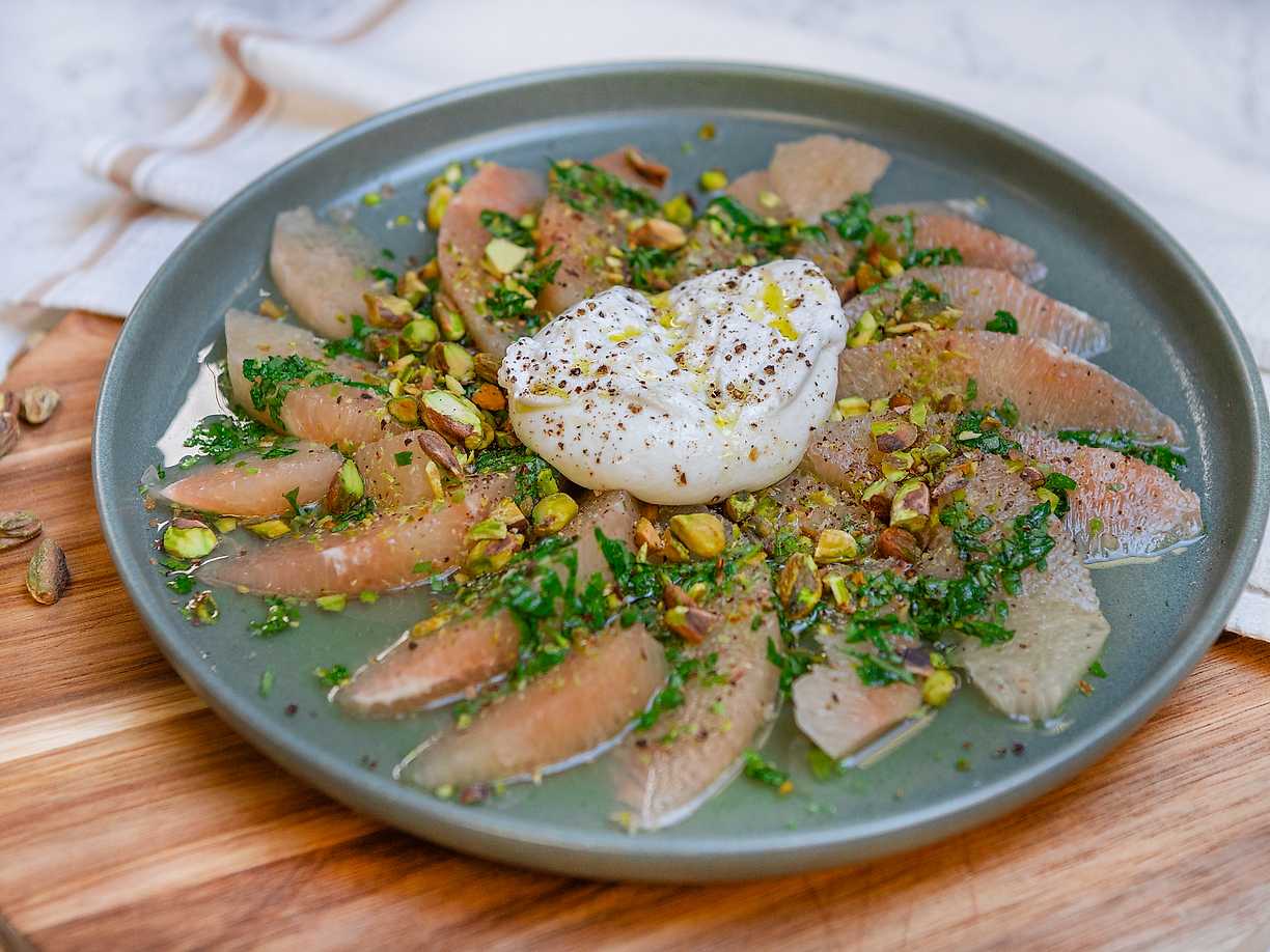 Pomelo med burrata, basilika och pistage