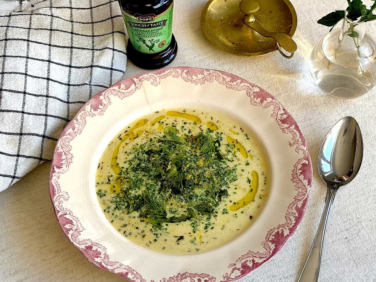 Potatis och purjolökssoppa med färska örter