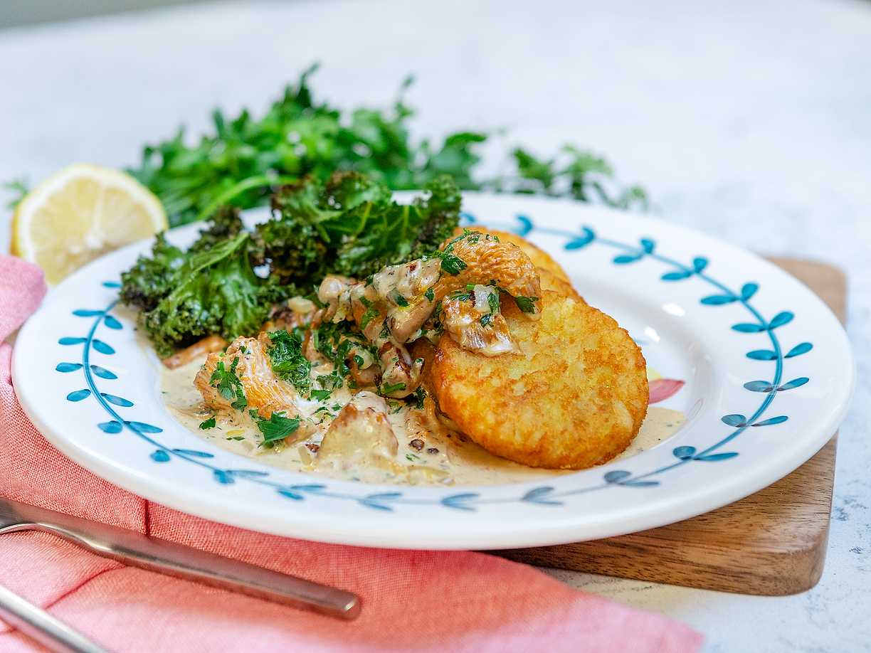 Potatisbullar med svampsås och rostad grönkål