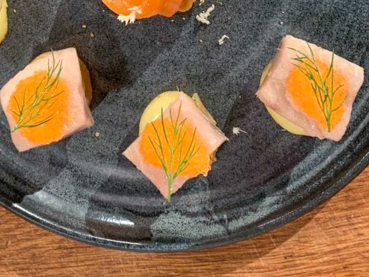 Potatiscanapéer med inlagd sill och gräddfil