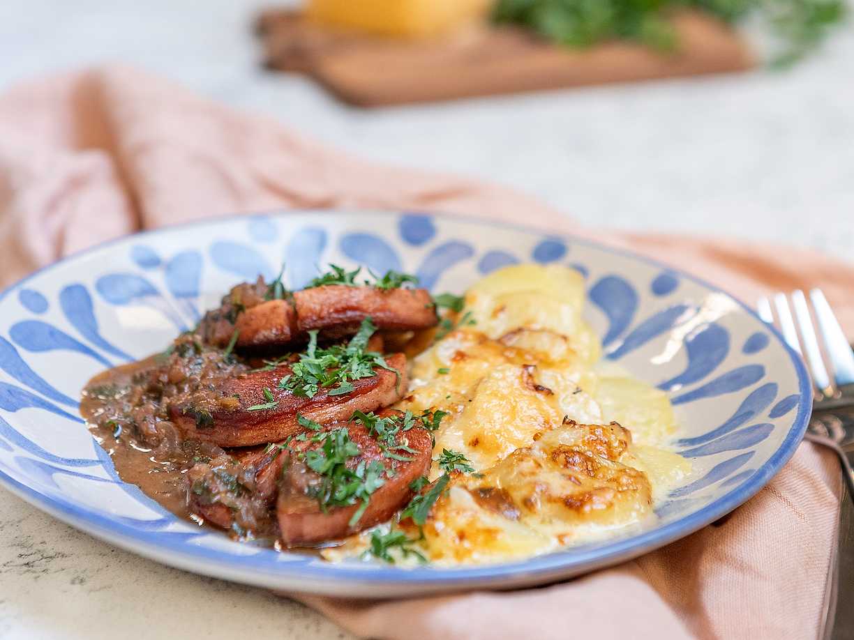 Potatisgratäng med fänkålsstekt falukorv och löksky