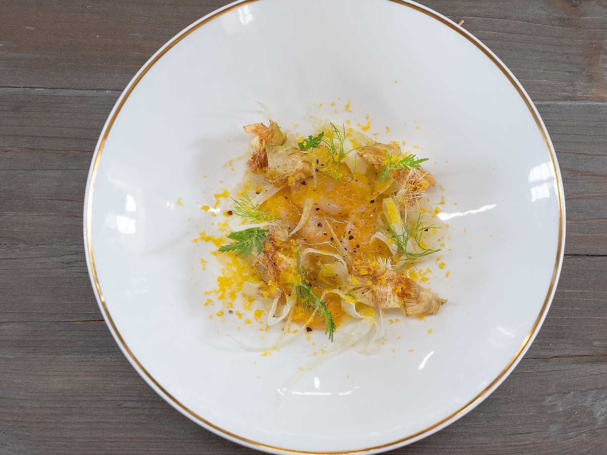 Råa pilgrimsmusslor med citron och bottarga