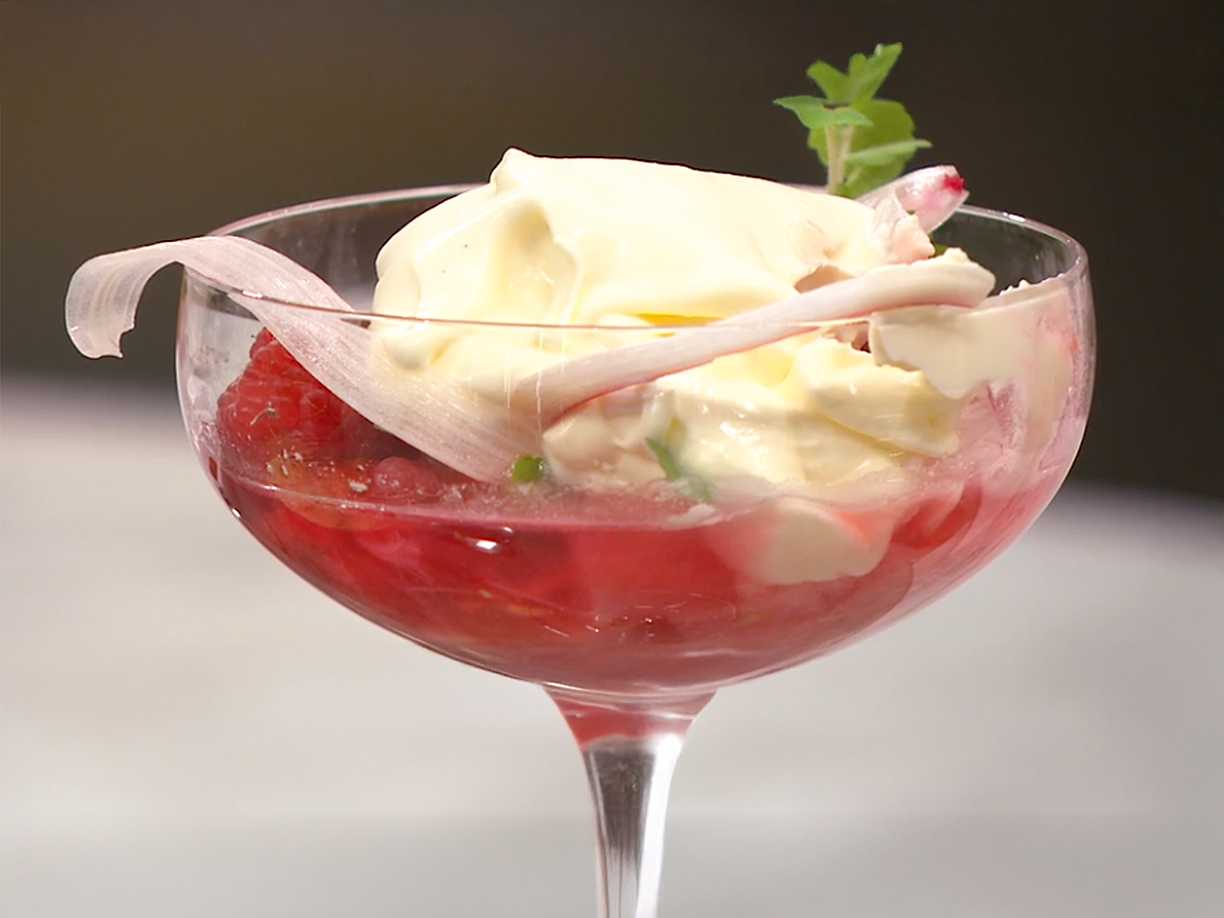 Rabarberdessert med vaniljgrädde och kaksmulor