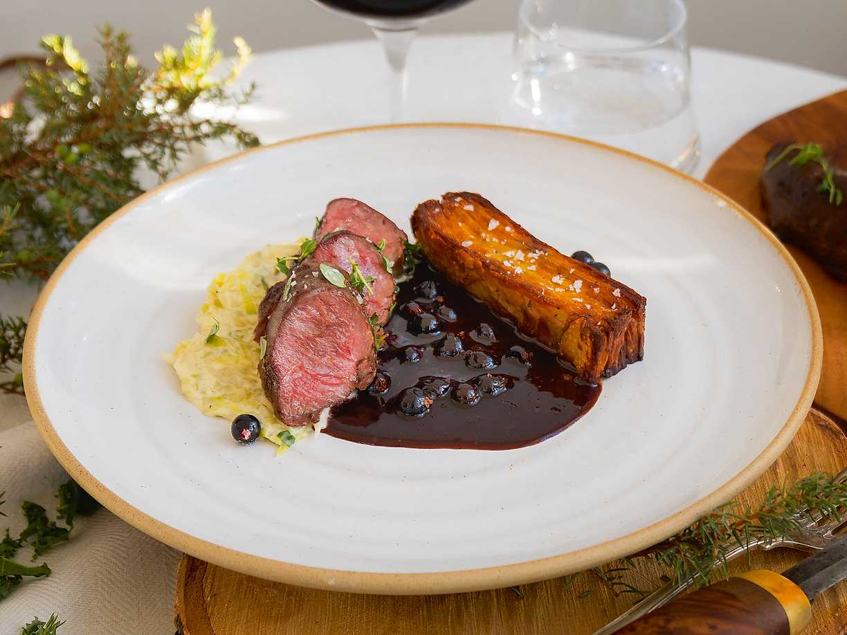 Rådjur med frasig potatiskaka, svarta vinbär och kål