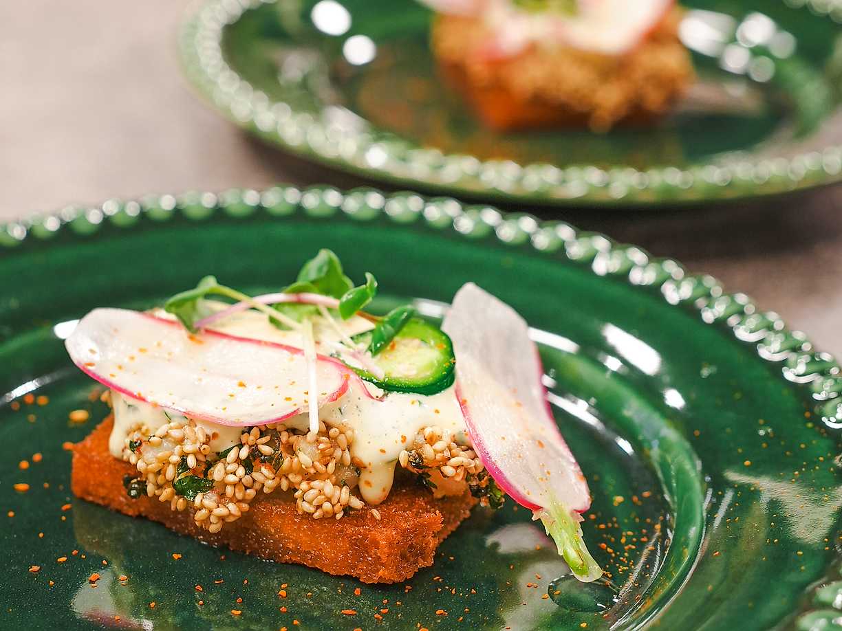 Räktoast med sesam, ramslök och jalapeño