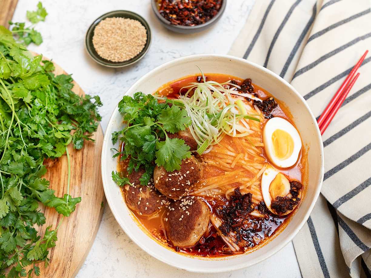 Ramen med tomatbuljong och kycklingköttbullar