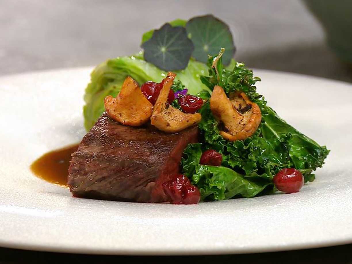 Rensarv med stekt kål och lingon