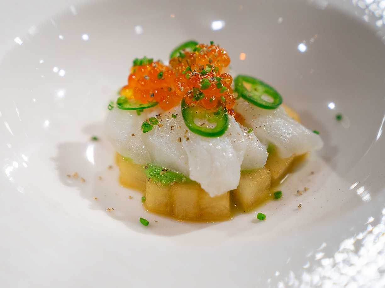 Rimmad skreitorsk med ponzumarinerad rättika