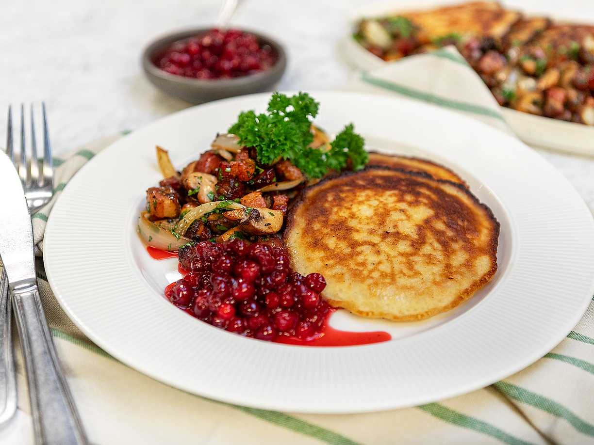 Risgrynsplättar med sidfläsk, svamp och lingon