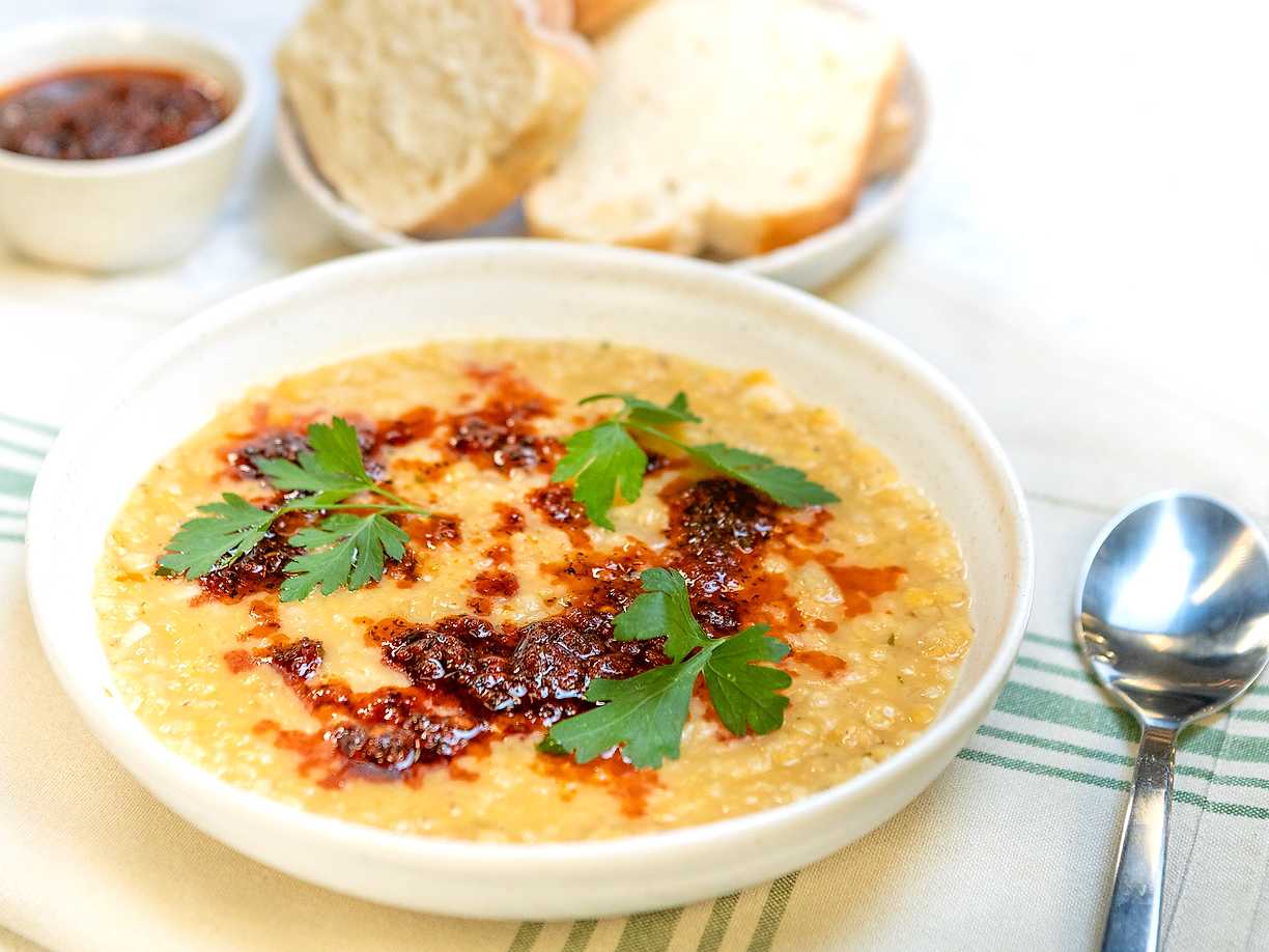 Röd linssoppa med citron och kryddsmör