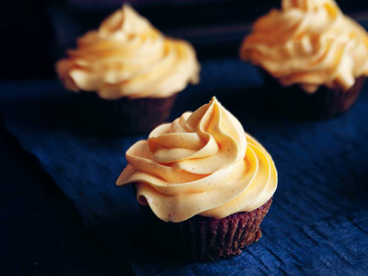 Rödbetsmuffins med saffransglasyr