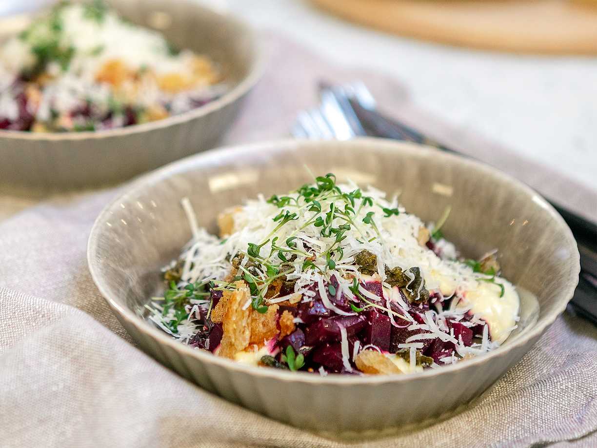 Rödbetstartar med krutonger, dijonnaise och friterad kapris