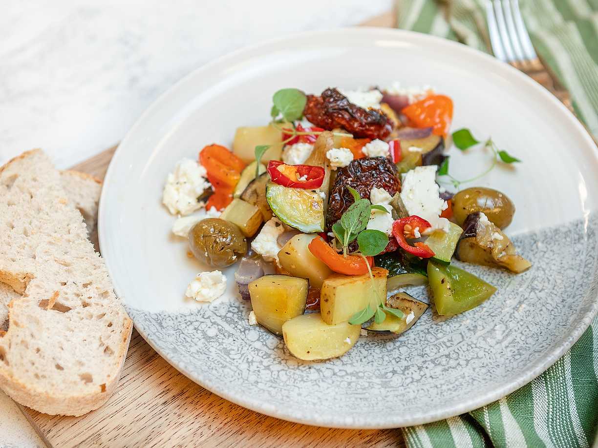 Rostade grönsaker med soltorkade tomater och feta