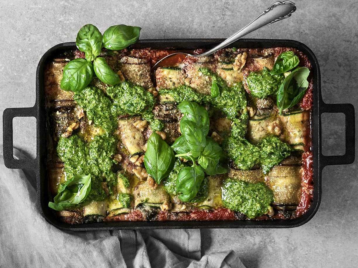 Rullad växtlasagne med örtig tomatsås och spenatpesto | Kö