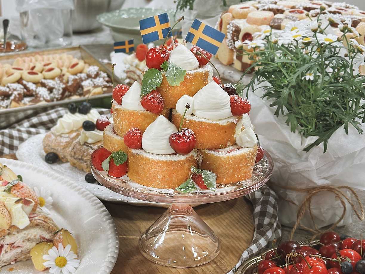 Rulltårts-tårta med lime och hallon