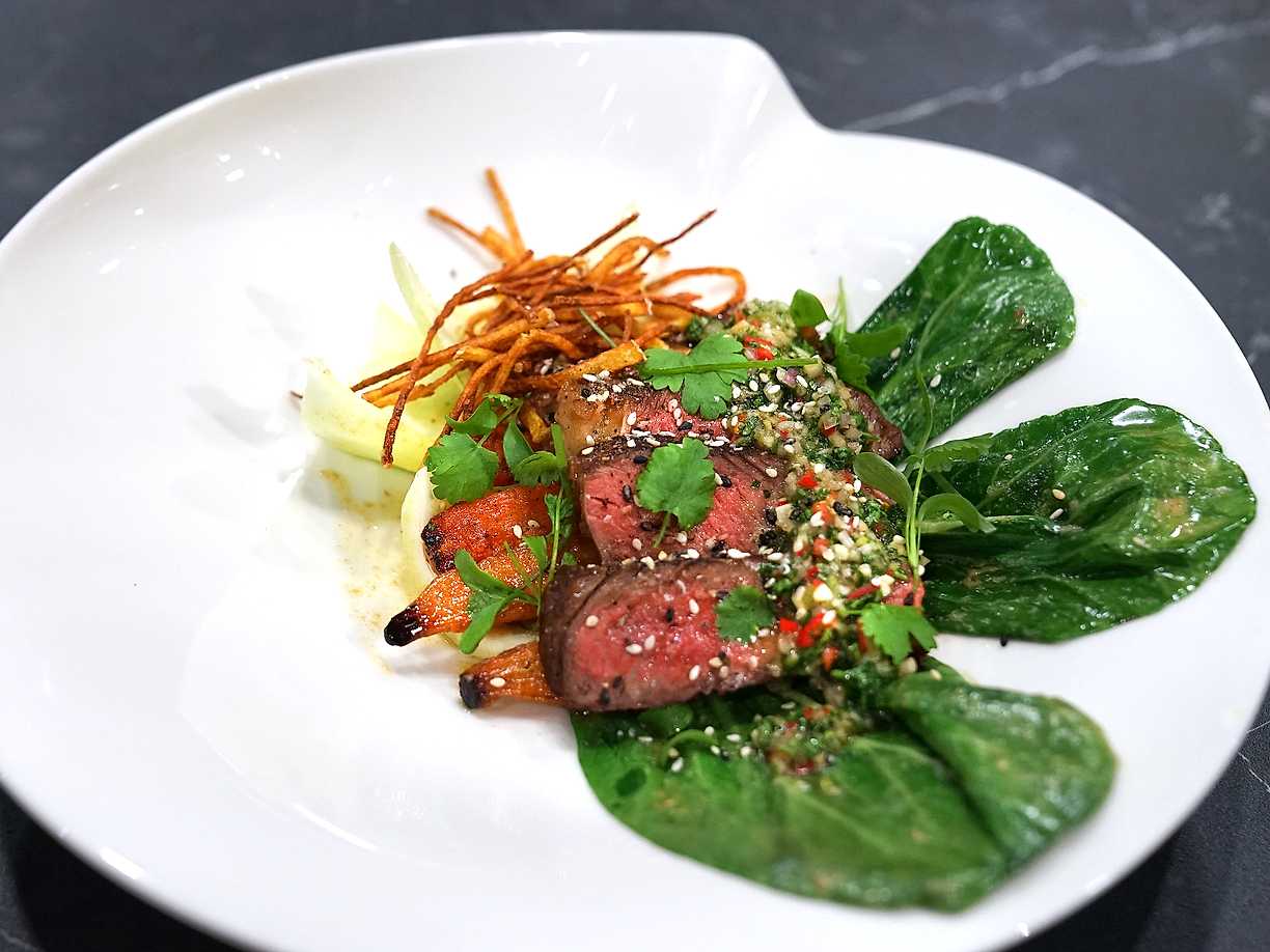 Ryggbiff med asiatisk chimichurri och misoslungad pak choi