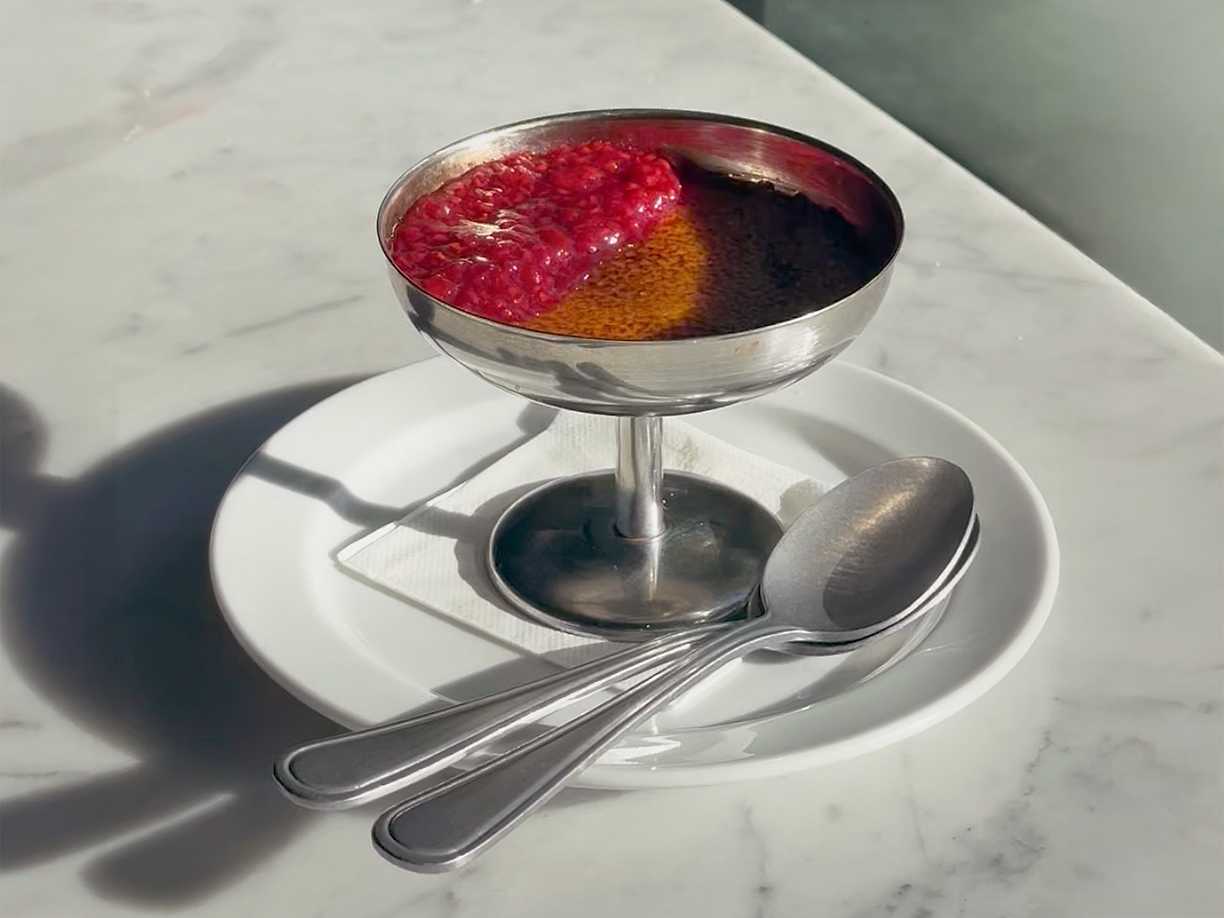 Crème brûlée med saffran och hallonkompott