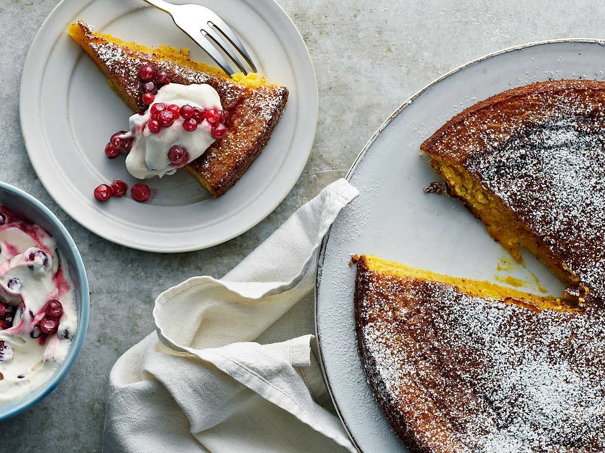 Saffranskladdkaka Med Vit Choklad Och Mandelmassa