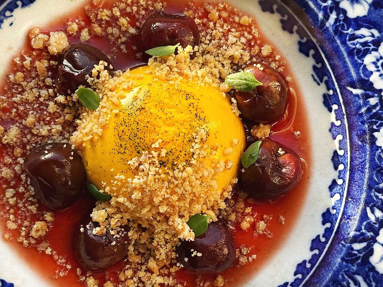 Saffranspannacotta med körsbär och mandelcrumble