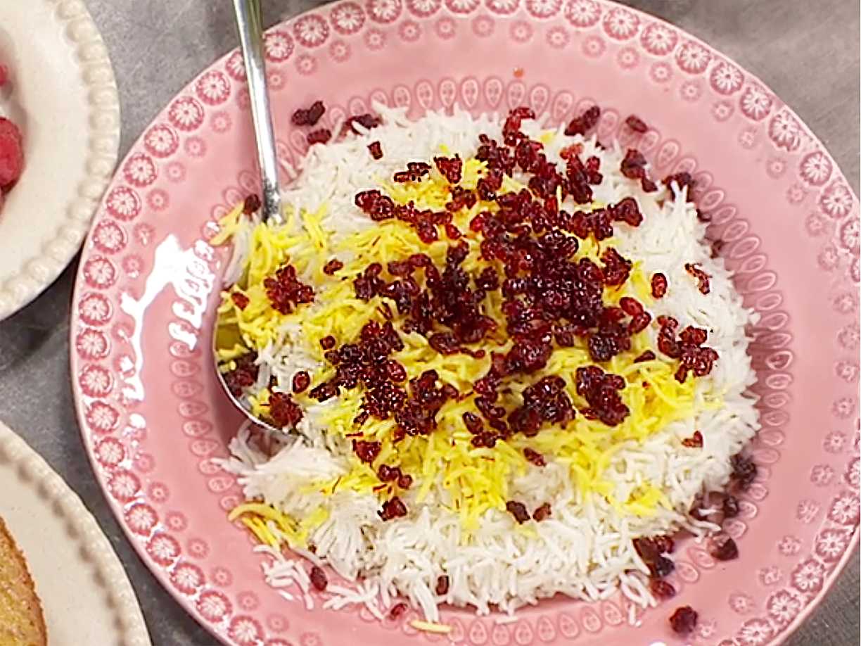 Saffransris med bär och nötter