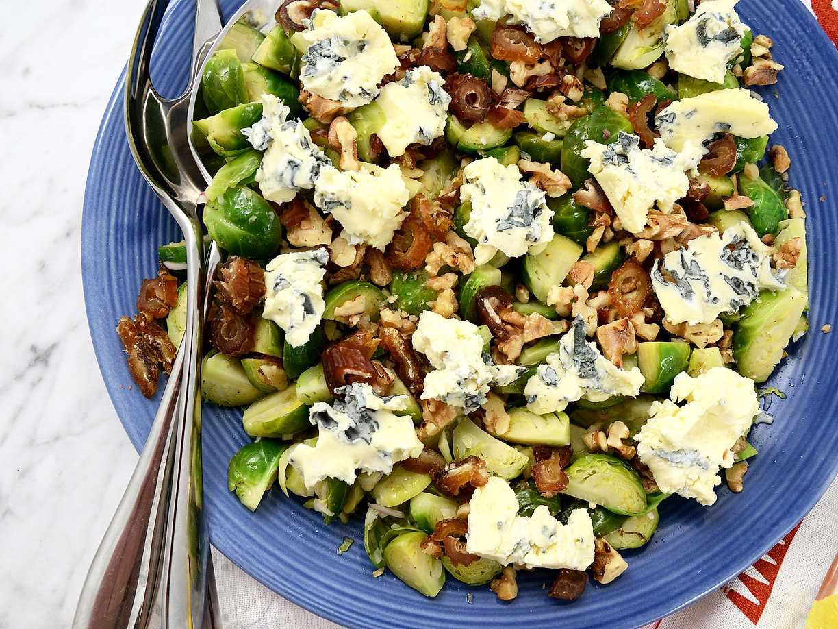 Sallad med brysselkål, nötter och mögelost Köket.se