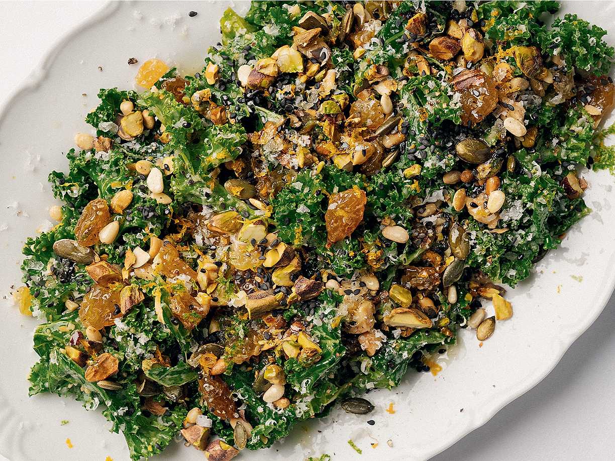Sallad med grönkål, gula russin och parmesan