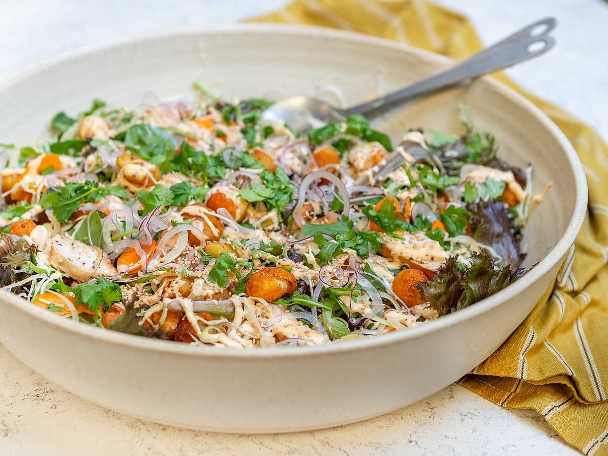 Sallad med smashed kroketter, kyckling och chilimajonnäs