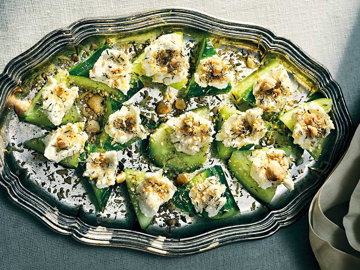 Saltad gurka med färskost och dukkah