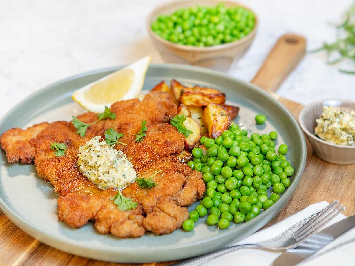 Schnitzel med citron- och vitlökssmör samt rosmarinpotatis