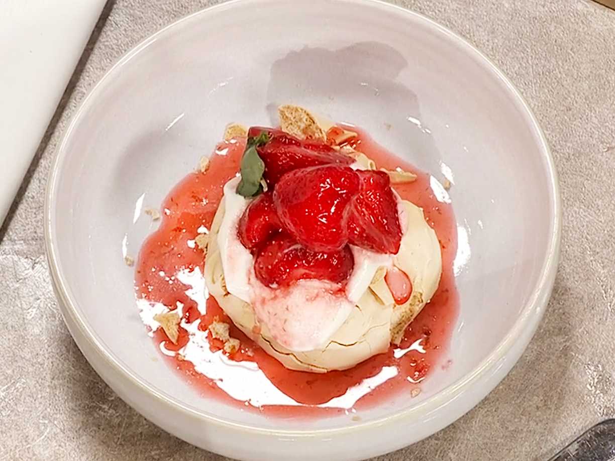 Schweizermaräng med jordgubbar