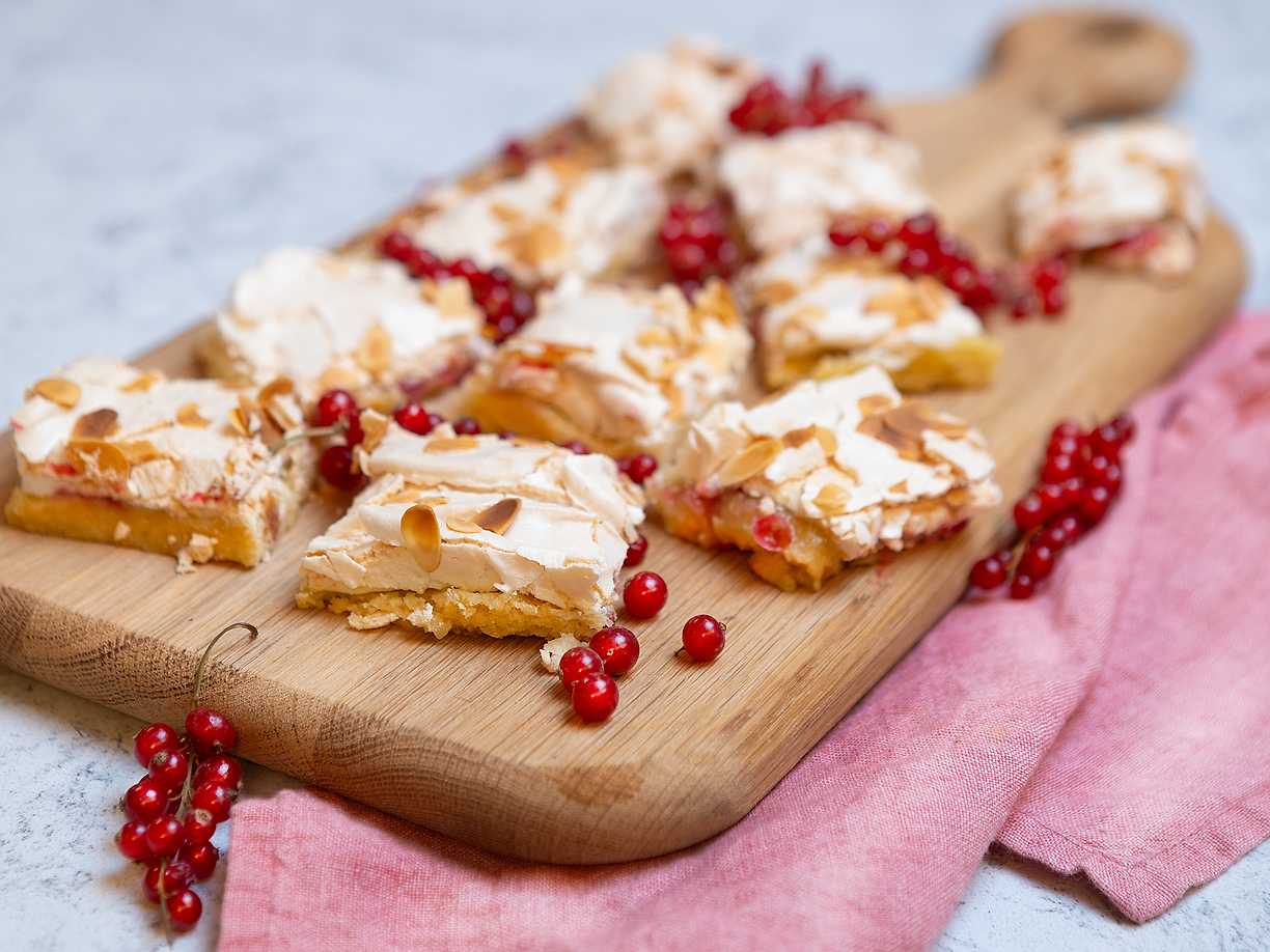 Sega vinbärsrutor med marängtäcke