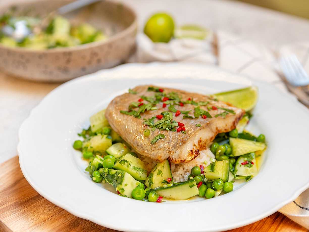 Sej med sojasmör och gurksallad