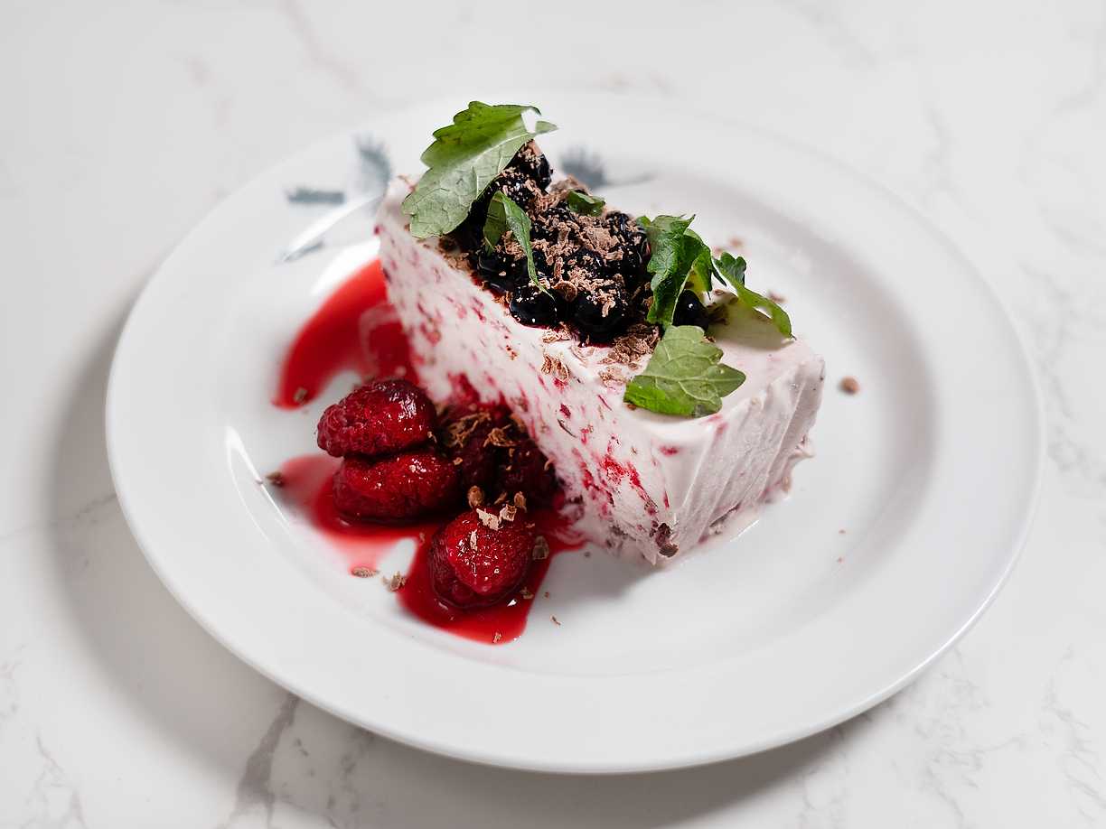 Semifreddo med bär och choklad