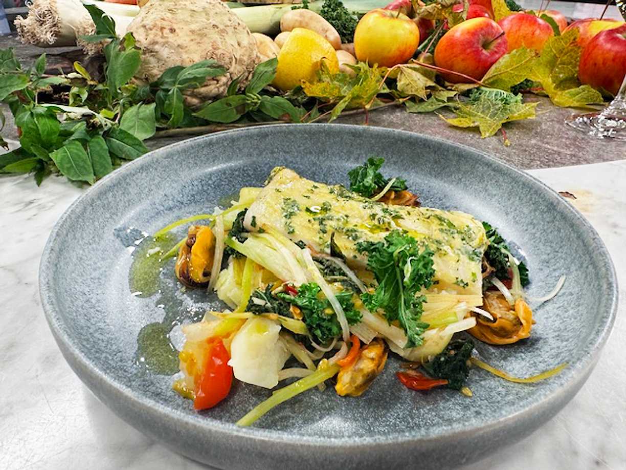 Senapsbakad kolja med grönsaksvinägrett och blåmusslor