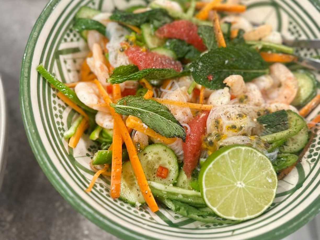 Sesamsallad med nudlar och räkor