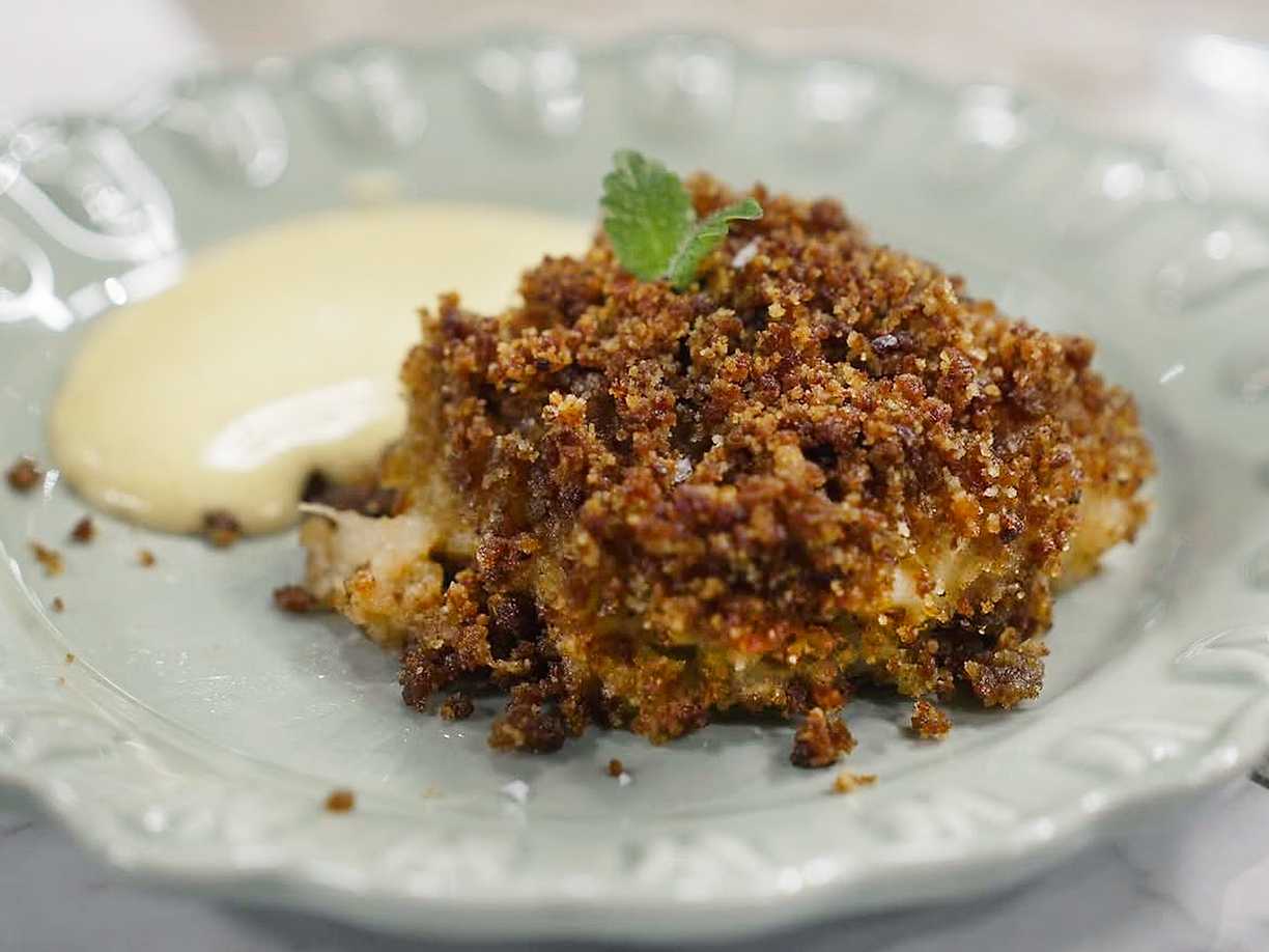 Skånsk äppelkaka på kavring med vaniljsås