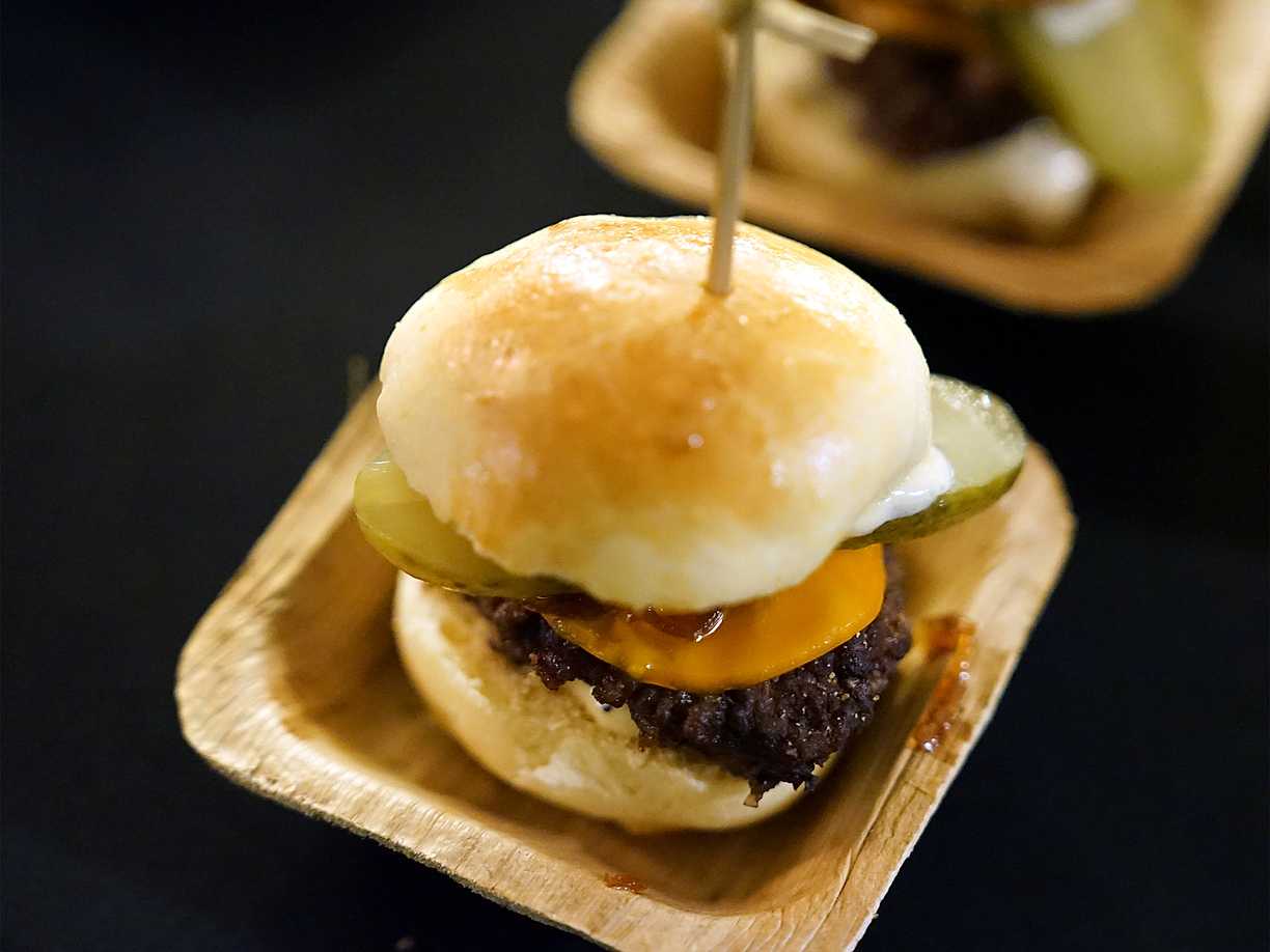 Sliders med karamelliserad lök