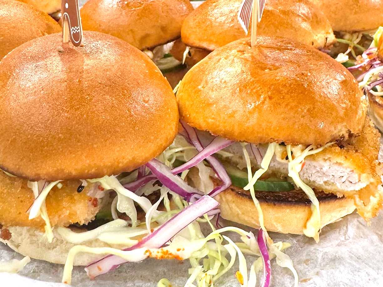 Sliders med schnitzel och kålsallad